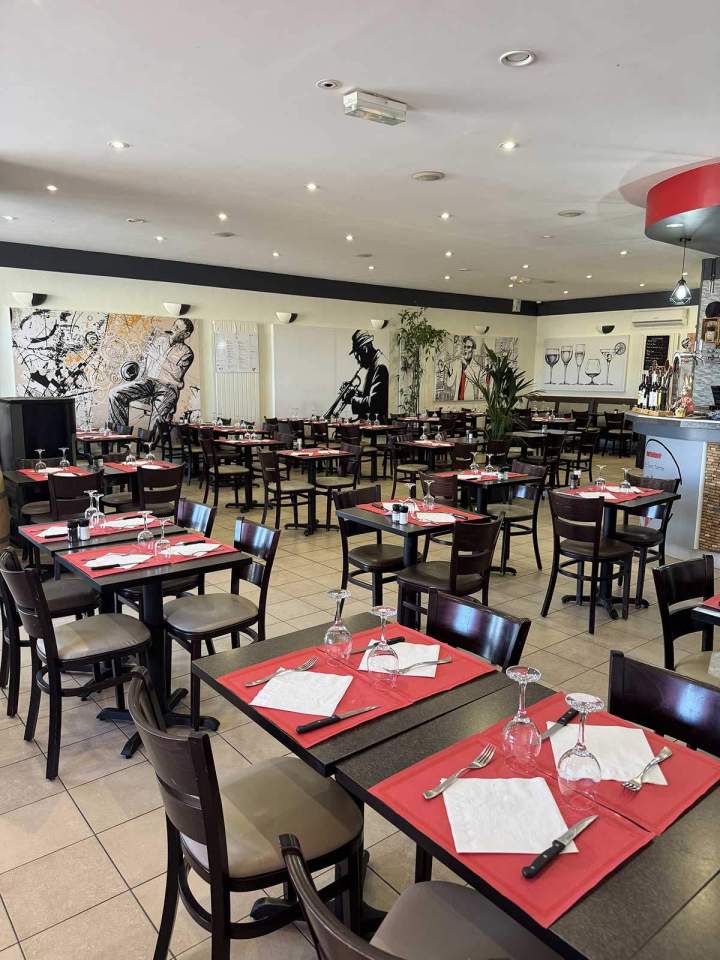 Soirées à thème et concerts conviviaux.